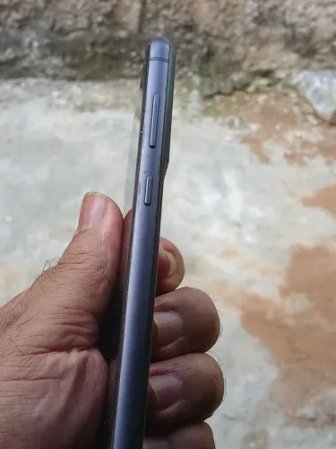 Vendo celular s21fe com linha na tela mas sem quedas arranhão por RS 350 reais