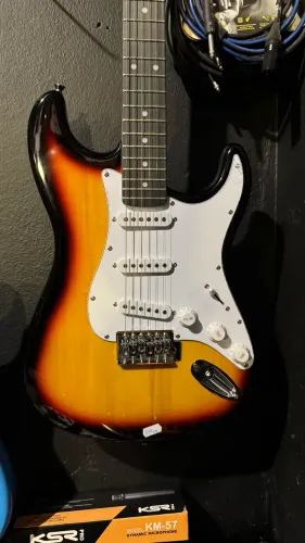 Guitarra Sunburst Poseidon stratocaster marquês GT172 nova e regulada