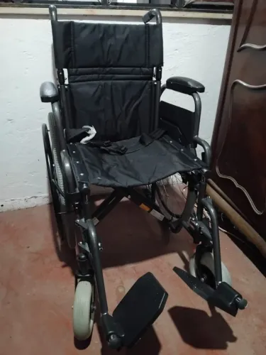 Cadeira de Rodas Dobrável Nova - R$ 2200