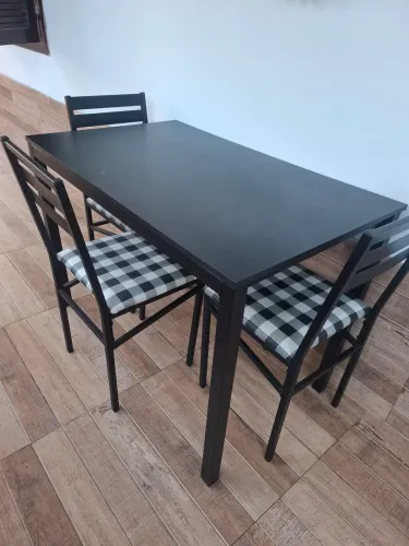 Conjunto de mesa e 4 cadeiras em excelente estado