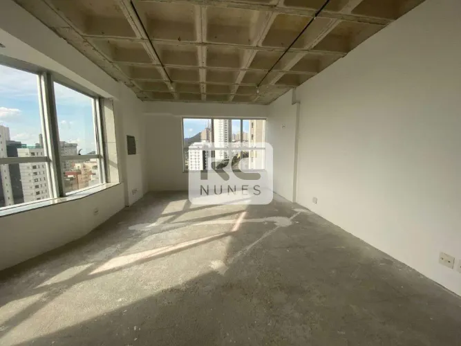 Sala com área de 45m² com 04 elevadores, portaria 24h, no bairro Belvedere, Belo Horizonte