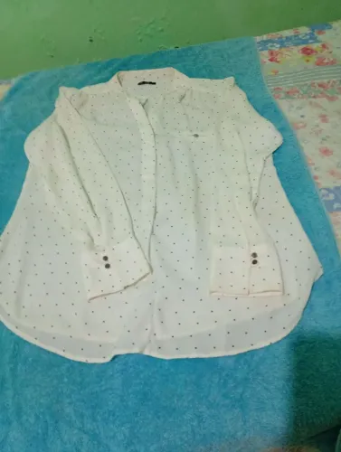 Camisa branca com estampa discreta