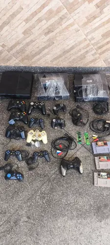 2 Xbox 360 super slim e 1 Xbox 360 slim e acessórios