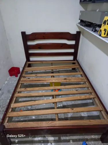 Cama de madeira maciça
