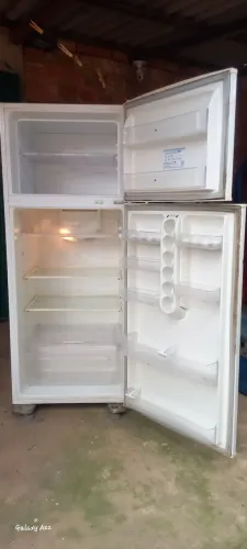 Geladeira gelando so emcima normal