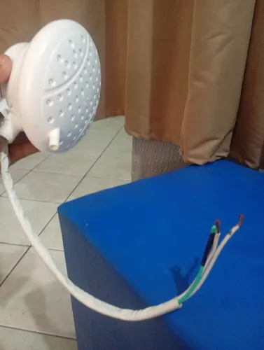 Chuveiro elétrico Lorenzetti semi novo pegando normalmente