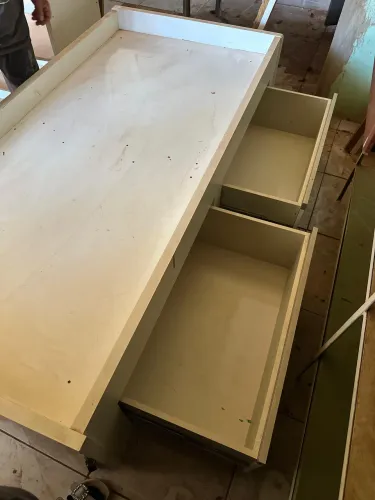 Cama de solteiro com gaveta