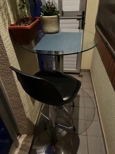 Mesa bistrô redonda, com tampo de vidro e base cromada/inox.