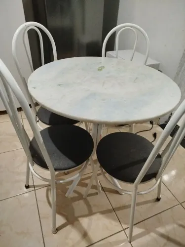 Vendo mesa com 4 cadeiras