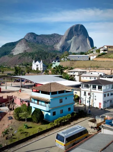 Belíssima Casa de Esquina no Coração de Pedra Azul