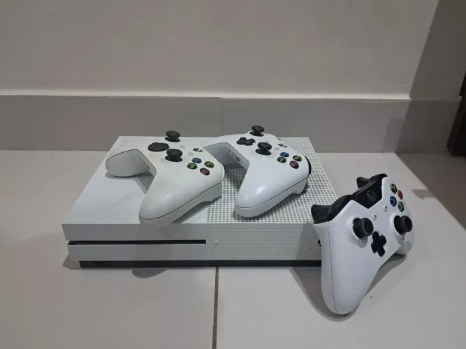 Xbox One S 1TB Branco + 3 Controles Originais + Cabos