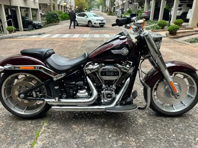 Harley-Davidson Fat Boy 114 (Bordô/Preta)