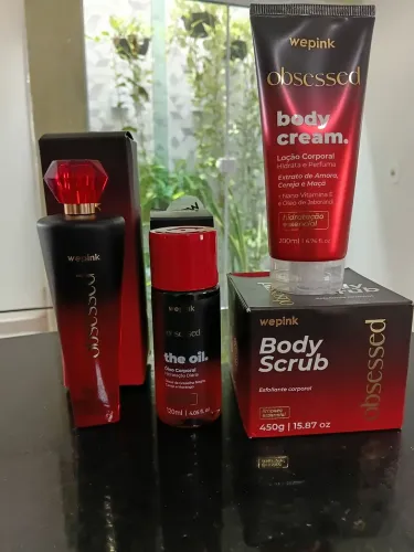 Kit obssessed, body cream, body scrub, óleo corporal e colonia.