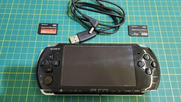 PSP 2000 Desbloqueado + 2 Memory Stick (12GB) + Cabo de Carga USB PD [Func. 100%]