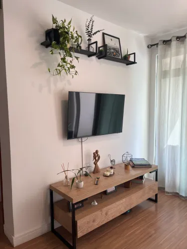 Rack de sala Etna estilo industrial com 2 gavetas + prateleiras de brinde