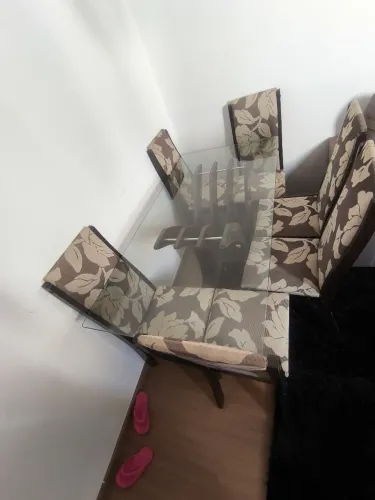 Vendo mesa com 6 cadeiras.