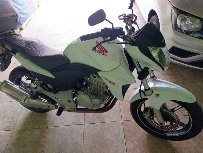 CB 300r branca.