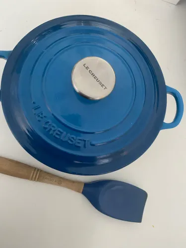 Panela Le Creuset Signature Redonda 20 cm Azul + Espátula Original