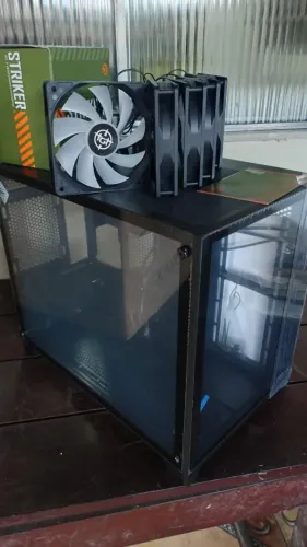 Gabinete Gamer Hyrax HGB710, Mini Tower, M-ATX + Kit 5 FANs (novo)