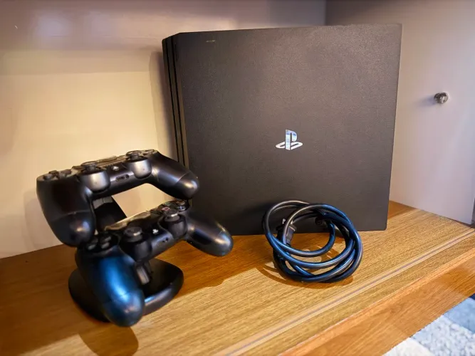 PlayStation 4 Pro 1TB - Modelo CHU-7115B Com 2 controles