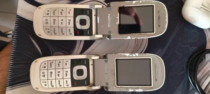 Nokia flip 2006 (funcionando perfeitamente) com carregador