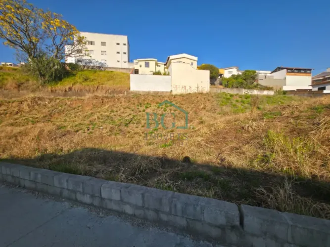 Excelente terreno de 708m² á venda a poucos metros do Centro de Poços de Caldas MG.