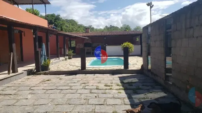 Sítio à venda, 4 quartos, sendo 2 suítes, piscina, churrasqueira, local de muito verde, lo