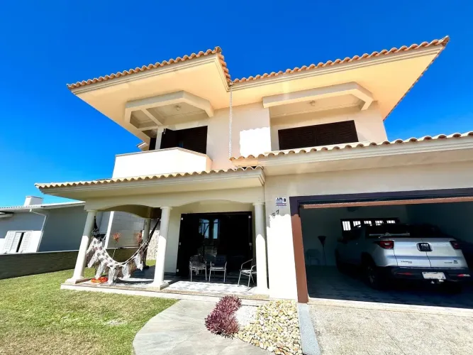 CASA DOIS PAVIMENTOS *** BEM PRÓXIMO AO MAR *** ÓTIMA POSIÇÃO SOLAR