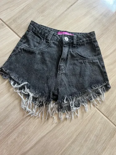 Shorth jeans cinza desfiado