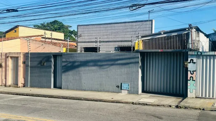 Excelente Casa no Dias Macedo, localização Espetacular, lateral solta, com 338,53m² terren