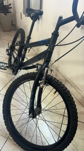 Bicicleta Caloi aro 20 Hotwheels com 7 marchas