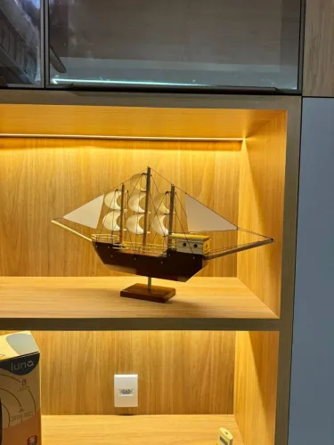 Barco veleiro artesanal feito a mão
