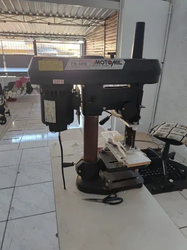 Máquina de furar cortinas