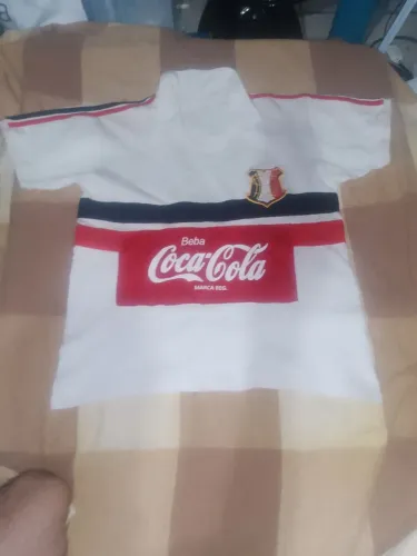 Camisa do Santa Cruz F. C. de época. Tecido em algodão. Tamanho M.