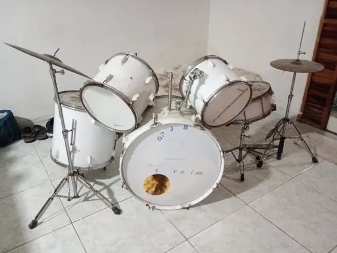Bateria de percussão.