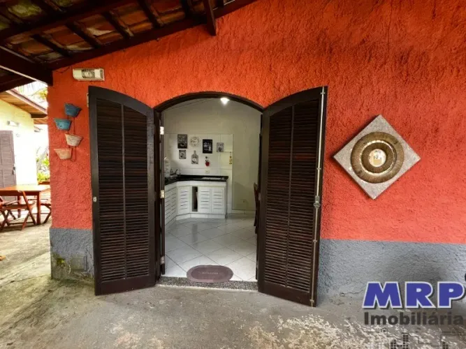 Casa tipo chalé em condomínio fechado com piscina em Ubatuba. Próximo as cachoeiras e da P