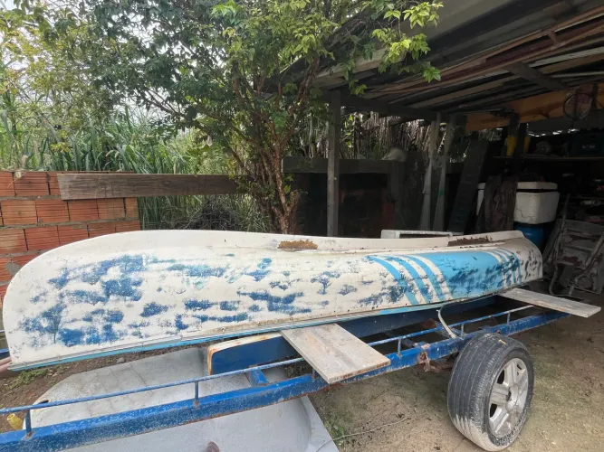 Canoa de pesca usada