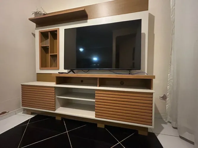 Painel em madeira com divisorias  e espelho - Novíssimo