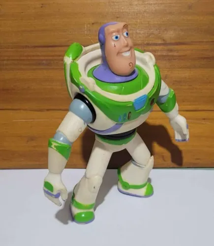 Boneco Vinil Buzzy Grow