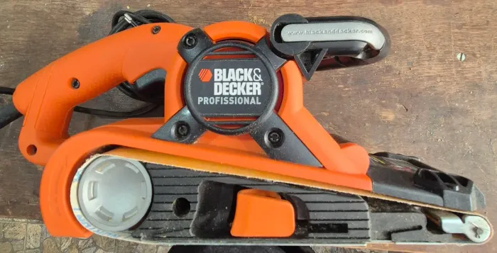 Lixadeira de cinta Black&Decker