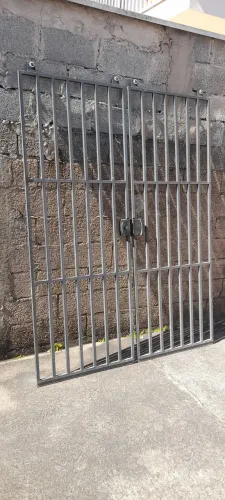 Porta grade de correr de ferro com fechadura