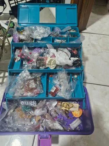 Caixa com várias missanga para artesanato