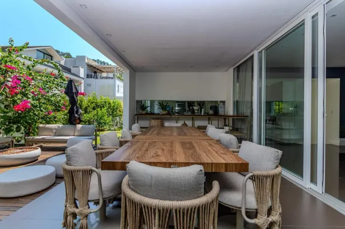 Casa à venda em condomínio fechado na Praia Brava.