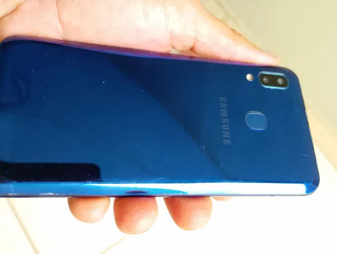 Celular A20 semi novo excelente de bateria e câmera 
