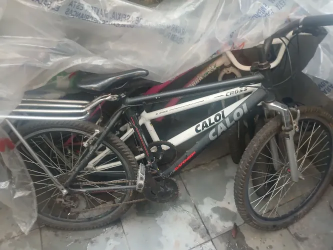 Vende-se bicicleta caloi está com o pneu traseiro murcho