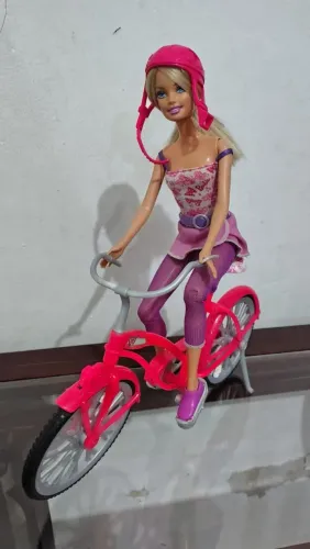 Barbie ciclista com bicicleta