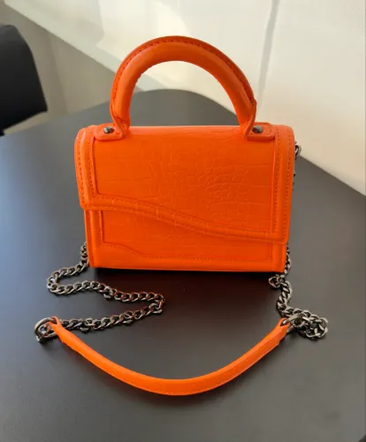 bolsa de mão na cor laranja com textura crocoalça de corrente e alça de mão da marca Zara