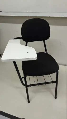 Cadeira escolar em bom estado