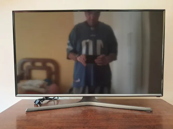TV de 32 polegadas marca Samsung, tela plana com controle remoto, em excelente estado.