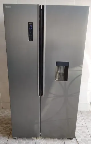 VENDO UMA GELADEIRA PHILCO NA COR DE INOX MUITO BEM CONSERVADA